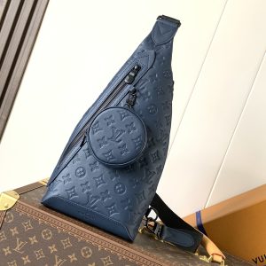 M24467 Deep Blue Full-Leather Embossed Top-Grade Authentic Item Variable-Code Chip 163c Chest Bag Duo Shoulder Bag This Duo shoulder bag features a soft cowhide leather construction for a form-fitting silhouette, offering a practical alternative to traditional backpacks.A zippered side pocket accommodates smartphones, while a detachable organizer facilitates easy access to essentials. Adjustable jacquard fabric straps allow for crossbody or shoulder carry. Dimensions: 42 x 6 x 20 cm (H x W x L)